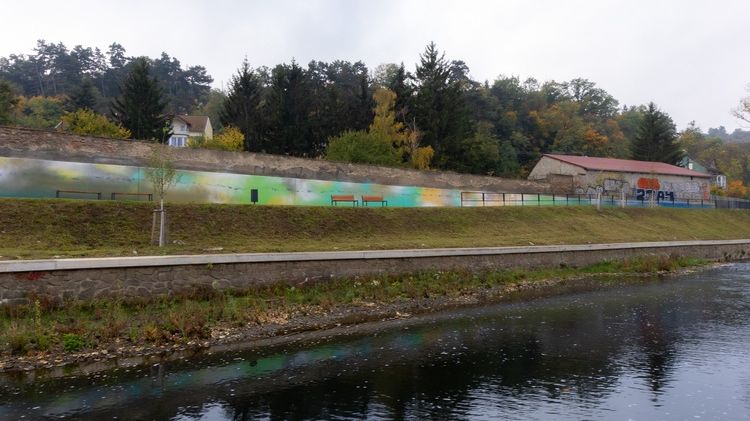 Nevidomá umělkyně vytvořila jeden z nejdelších muralů v Česku. Zachycuje barevnou mlhovinu